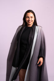 Una mujer usando el saco Empatía en color negro.