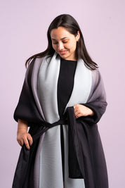 Una mujer usando el saco Empatía en color negro.