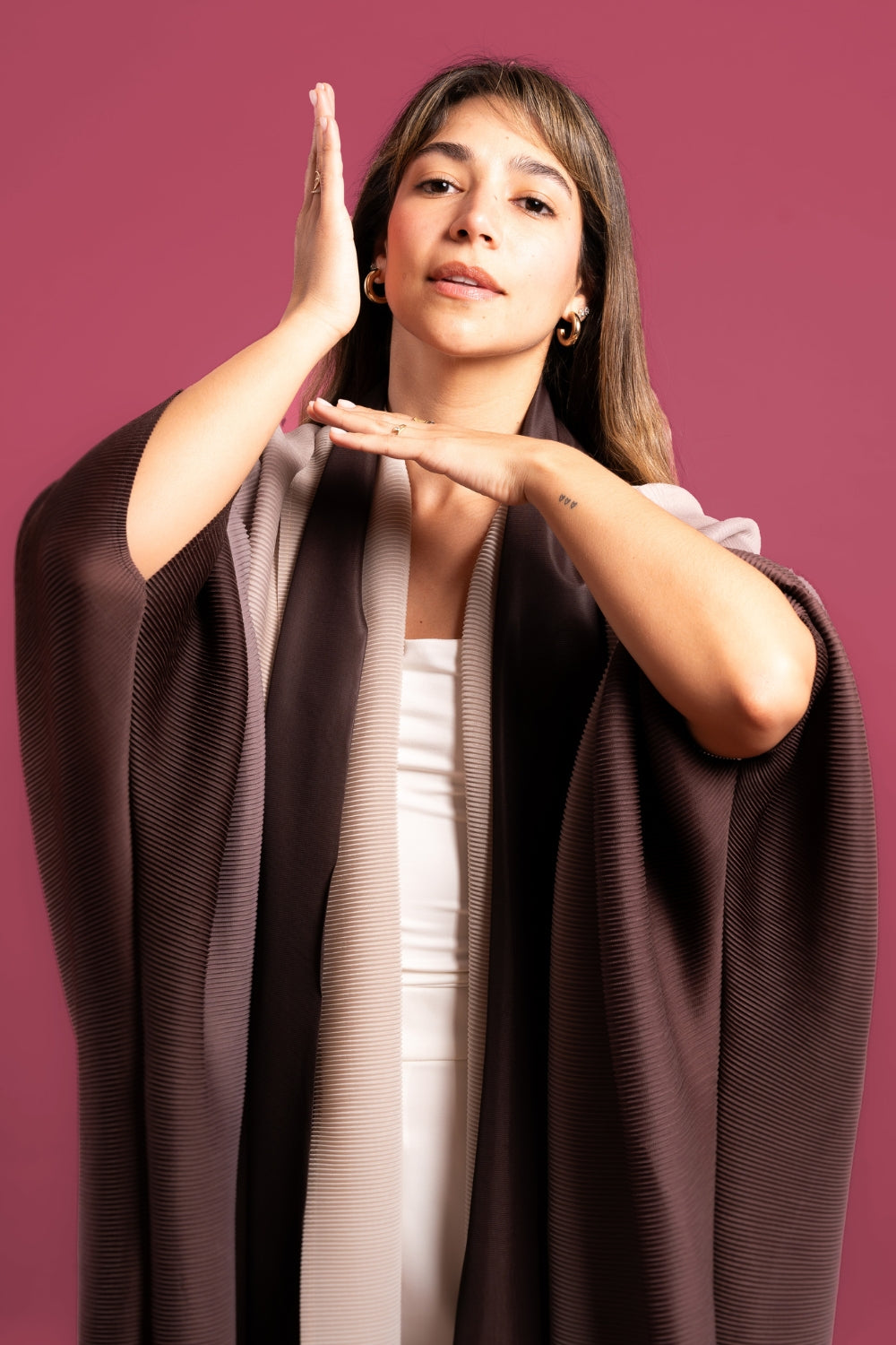 Una mujer usando el saco Empatía en color marrón.