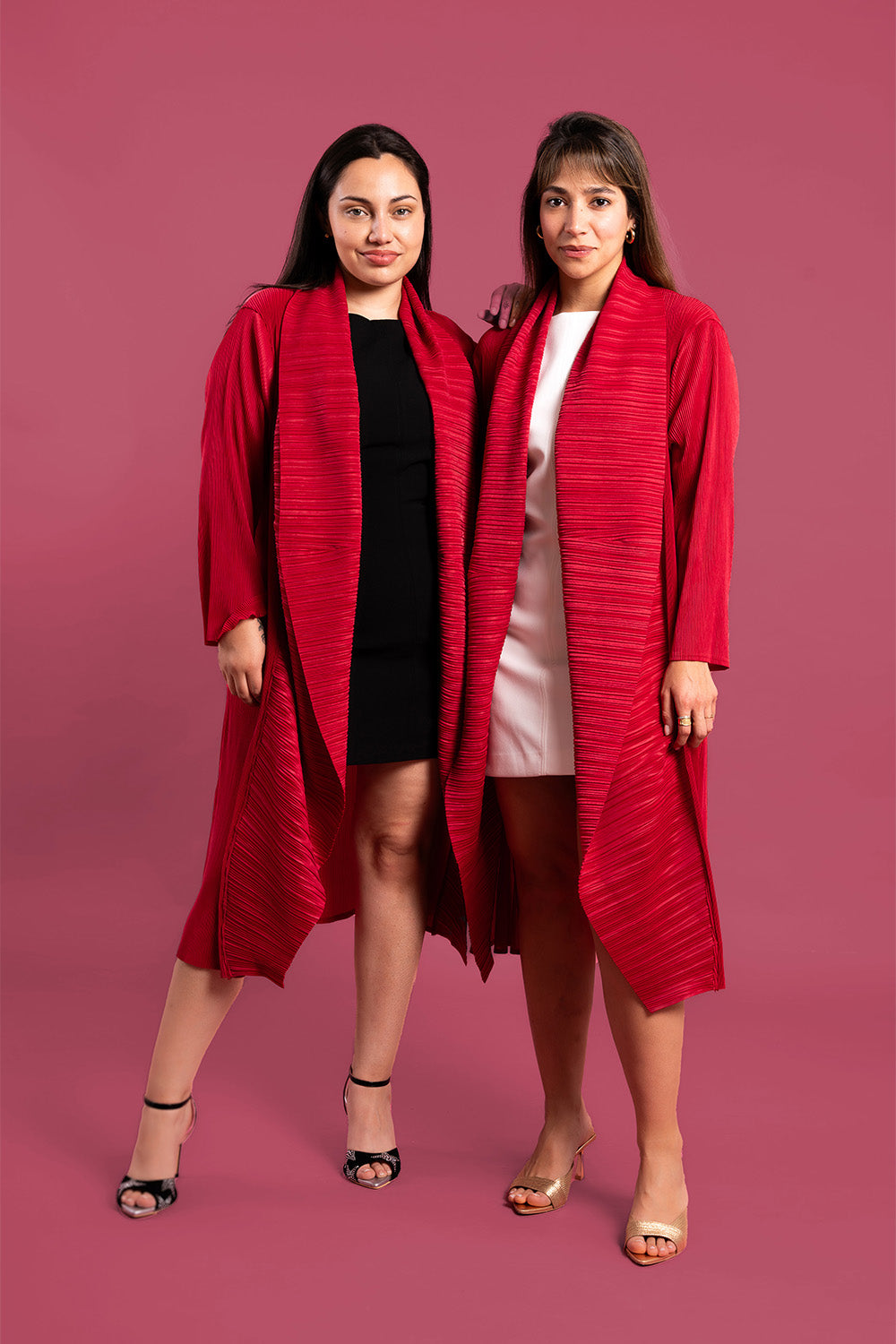 Dos mujeres usando el saco Valiente en color rojo.