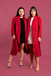 Dos mujeres usando el saco Valiente en color rojo.