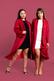 Dos mujeres usando el saco Valiente en color rojo.