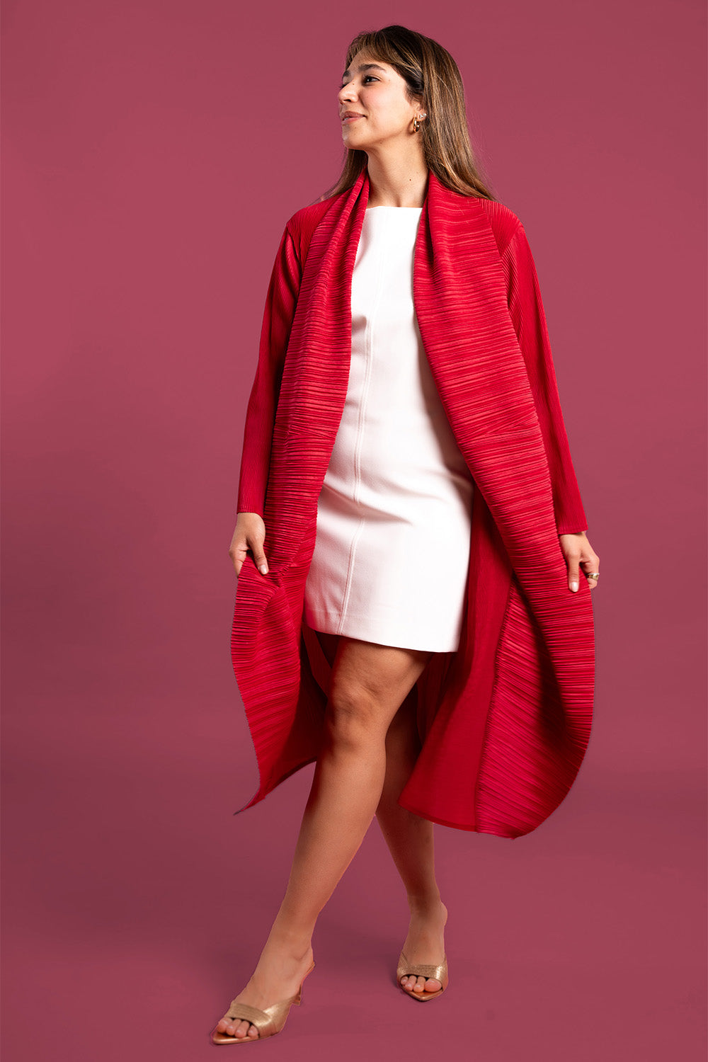 Una mujer usando el saco Valiente en color rojo.
