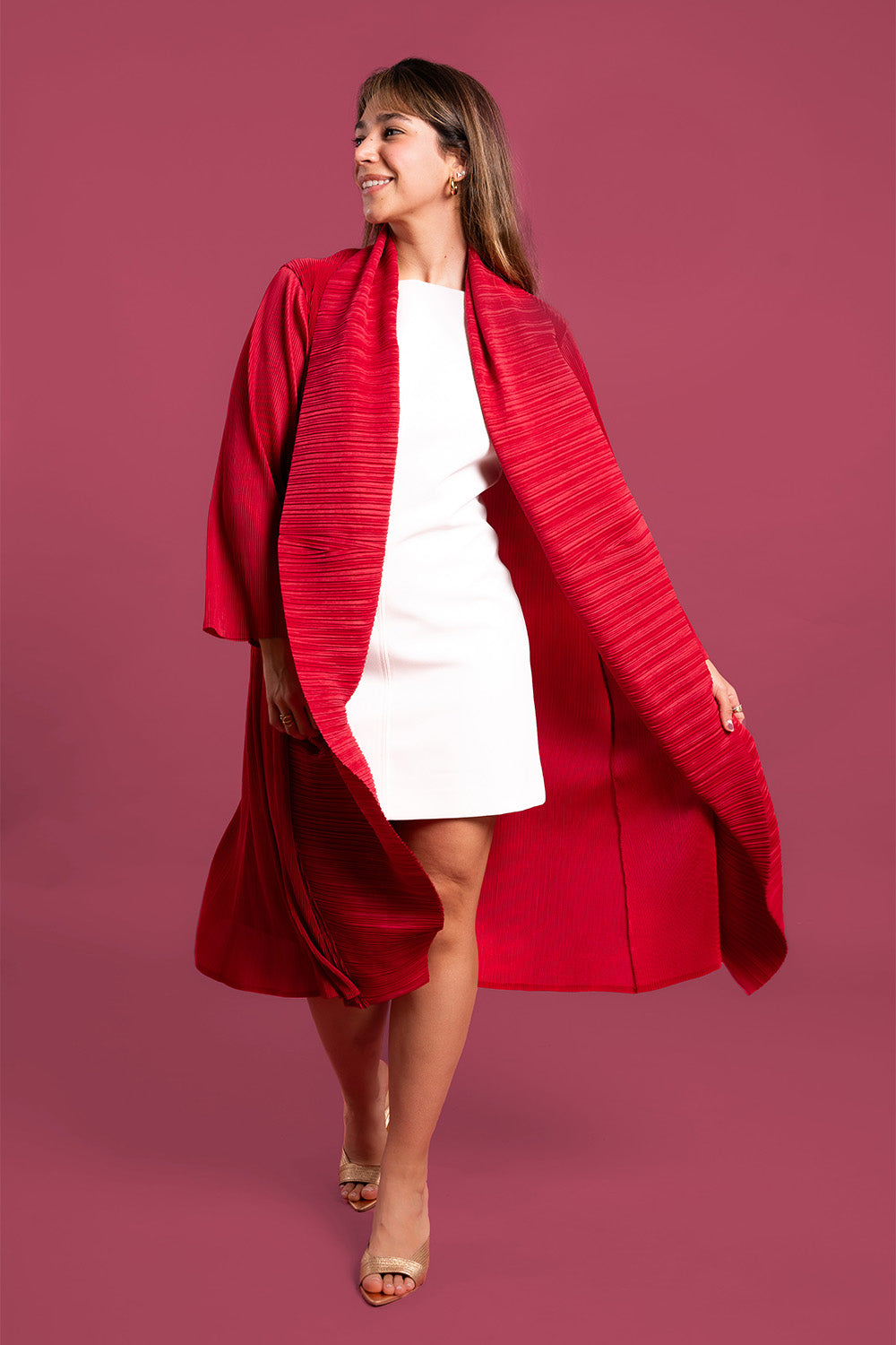 Una mujer usando el saco Valiente en color rojo.