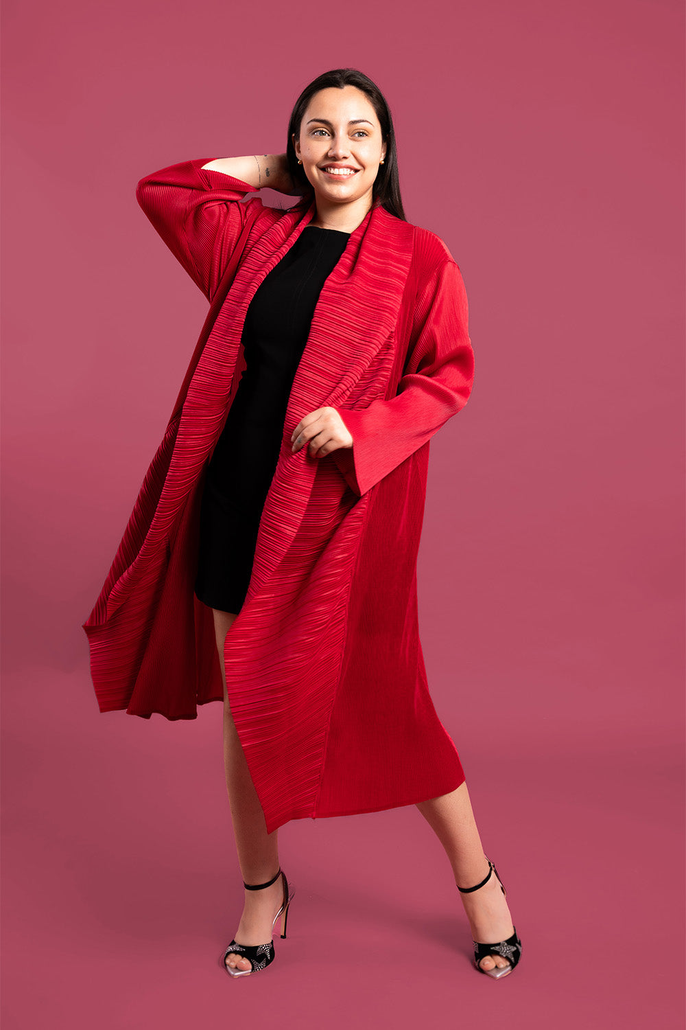 Una mujer usando el saco Valiente en color rojo.