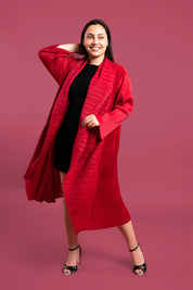 Una mujer usando el saco Valiente en color rojo.