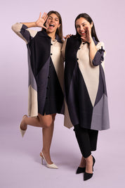Dos mujeres  usando la blusa larga Alegría en color negro. 