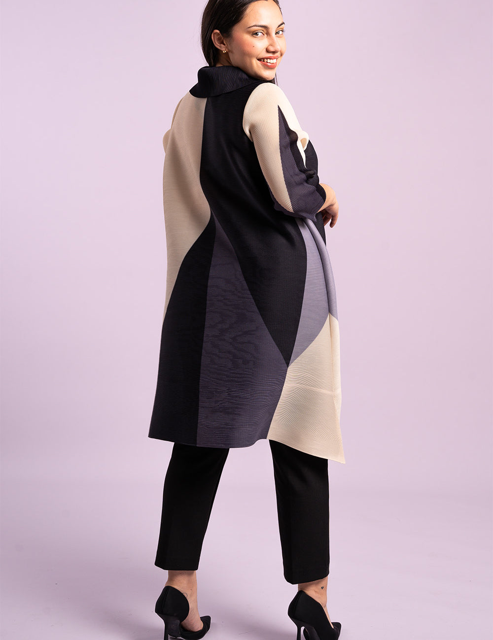Mujer usando una blusa larga Alegría en color negro. 