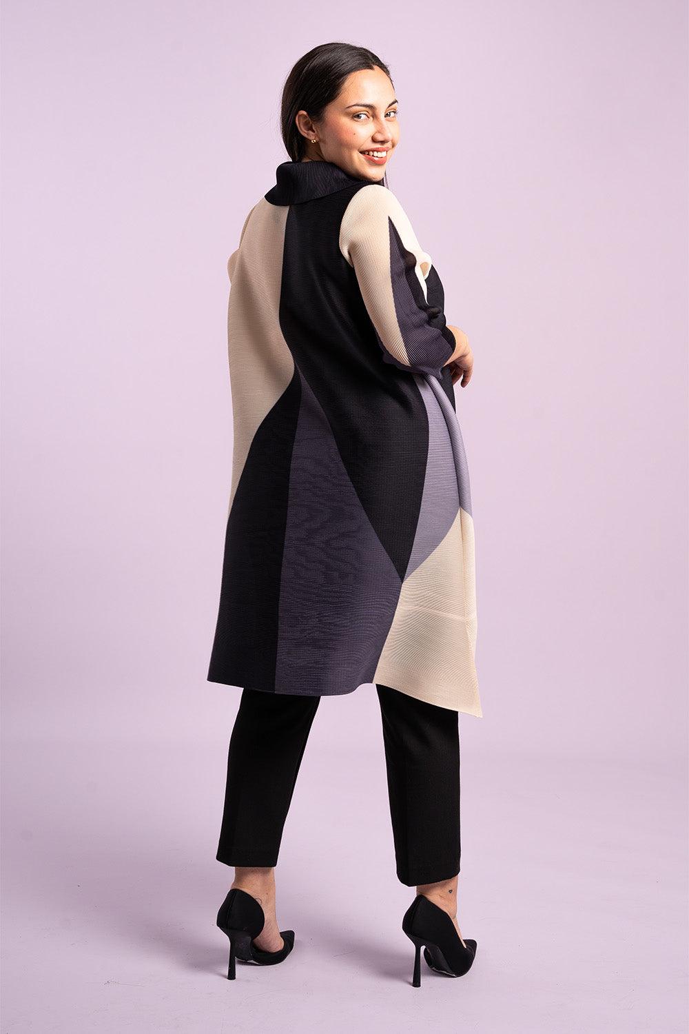 Mujer usando una blusa larga Alegría en color negro. 