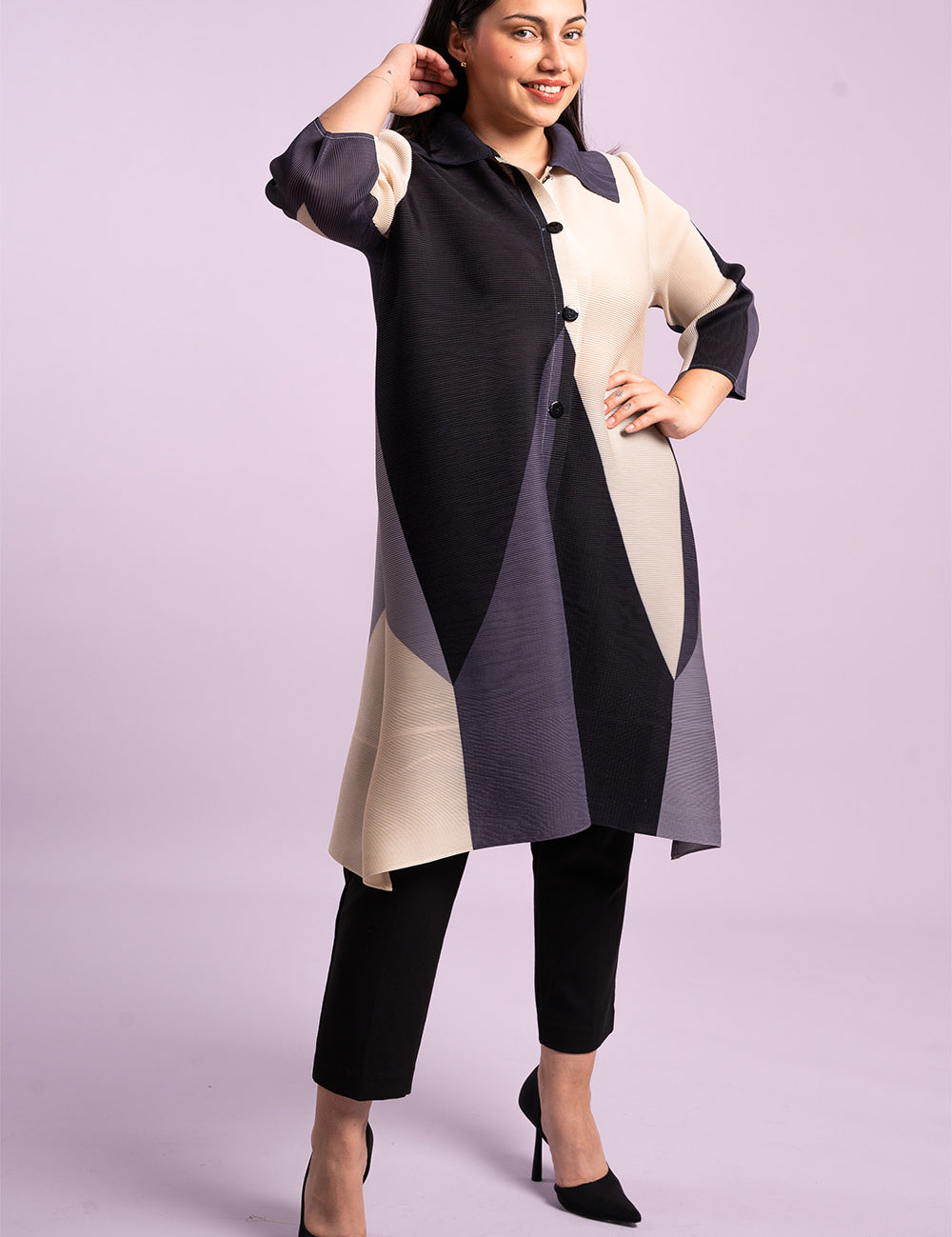 Mujer usando una blusa larga Alegría en color negro. 