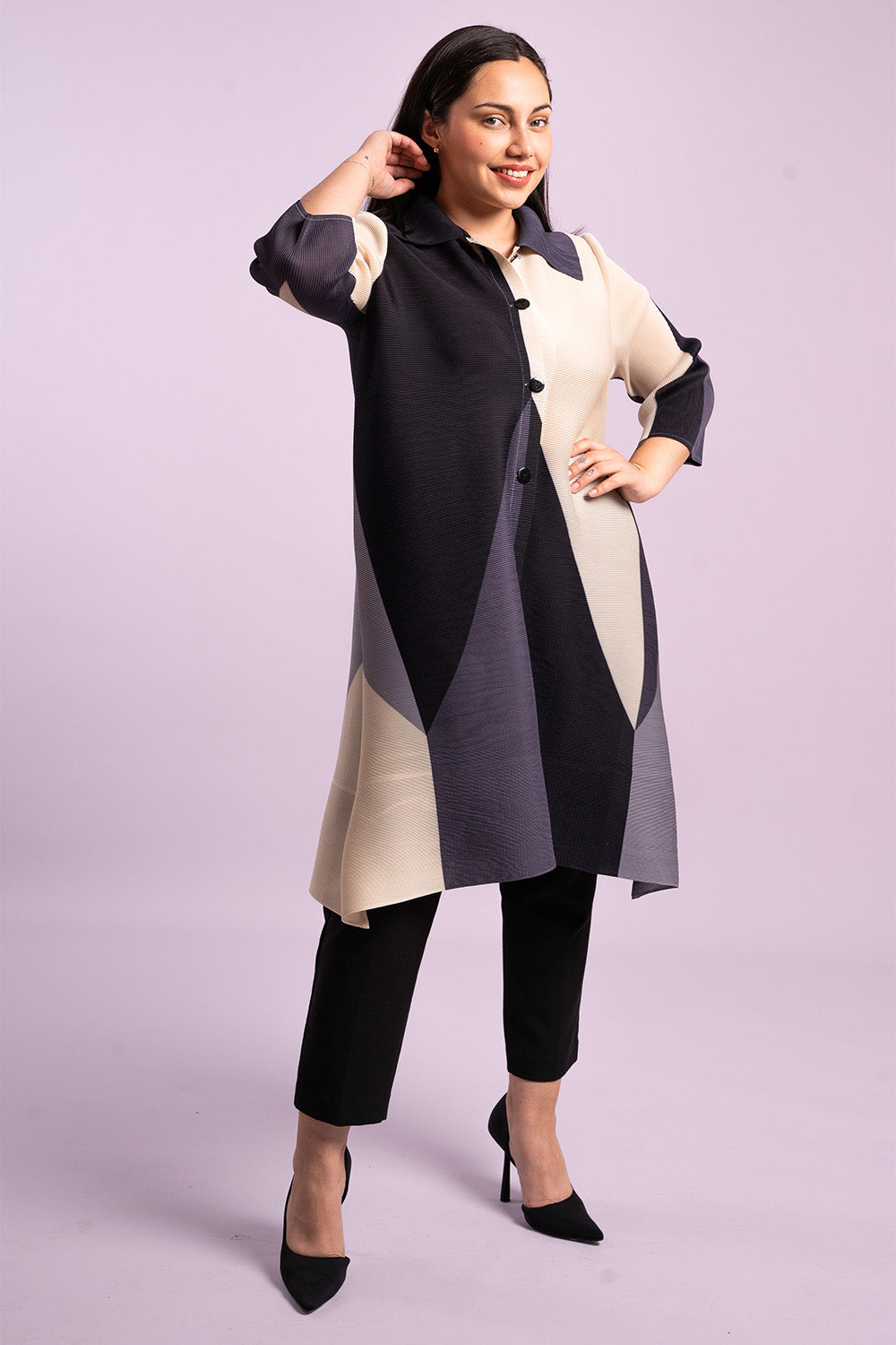 Mujer usando una blusa larga Alegría en color negro. 