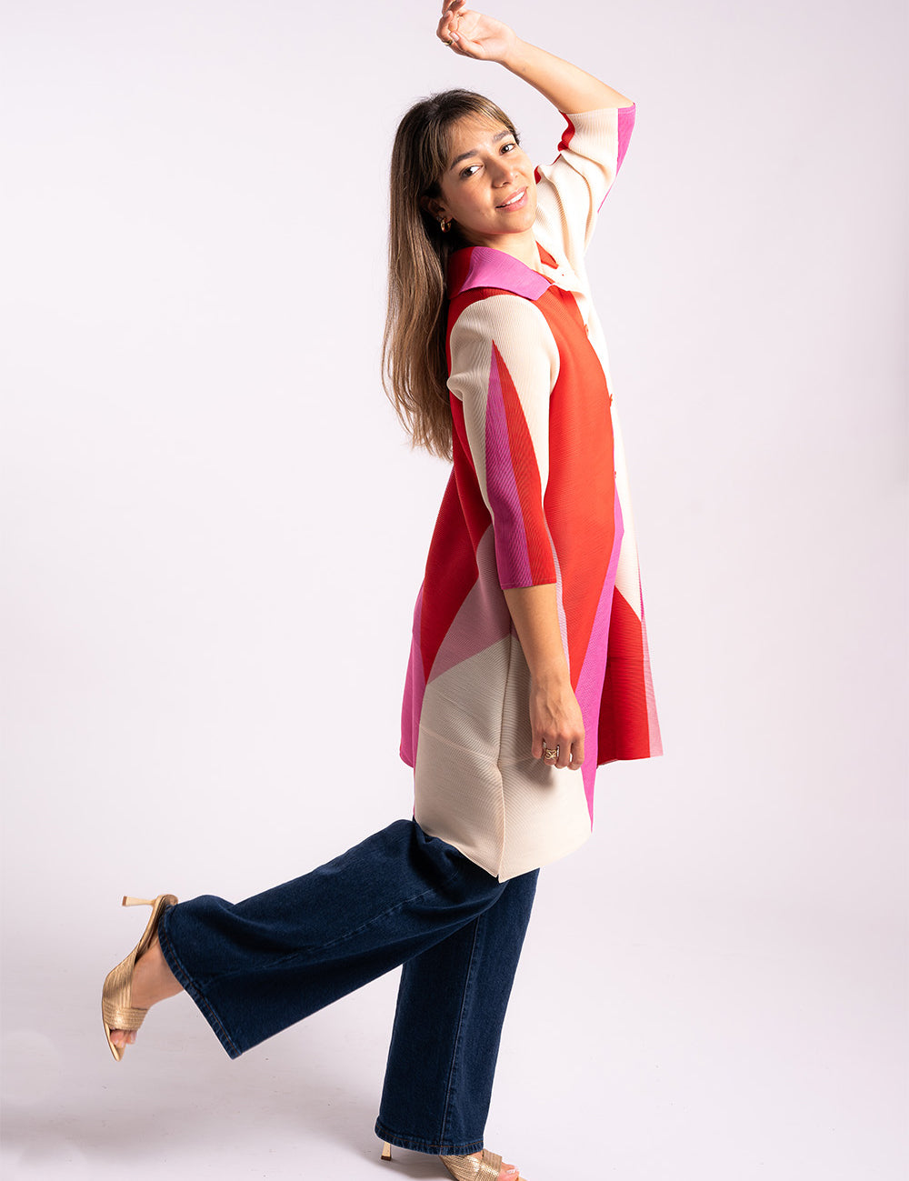 Mujer usando la blusa larga Alegría en color rojo. 