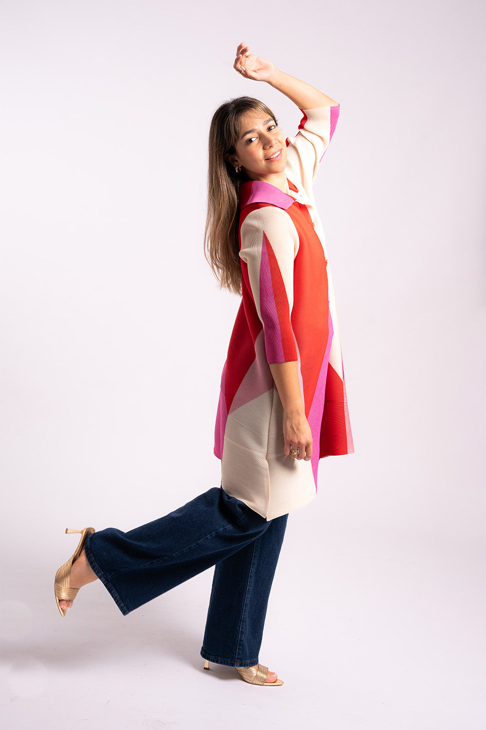 Mujer usando la blusa larga Alegría en color rojo. 