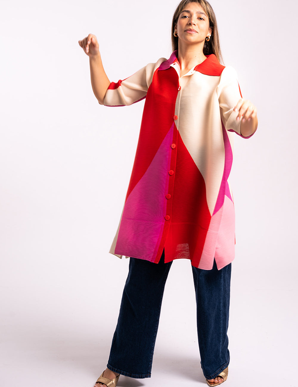 Mujer usando la blusa larga Alegría en color rojo. 