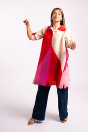 Mujer usando la blusa larga Alegría en color rojo. 