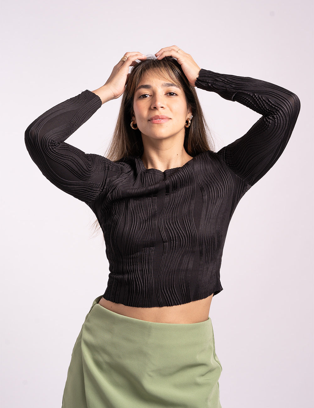 Una mujer usando el top Admiración en color negro.