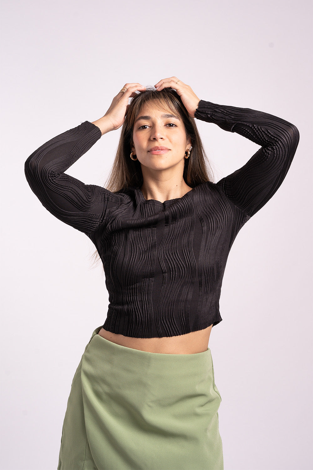 Una mujer usando el top Admiración en color negro.
