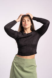 Una mujer usando el top Admiración en color negro.