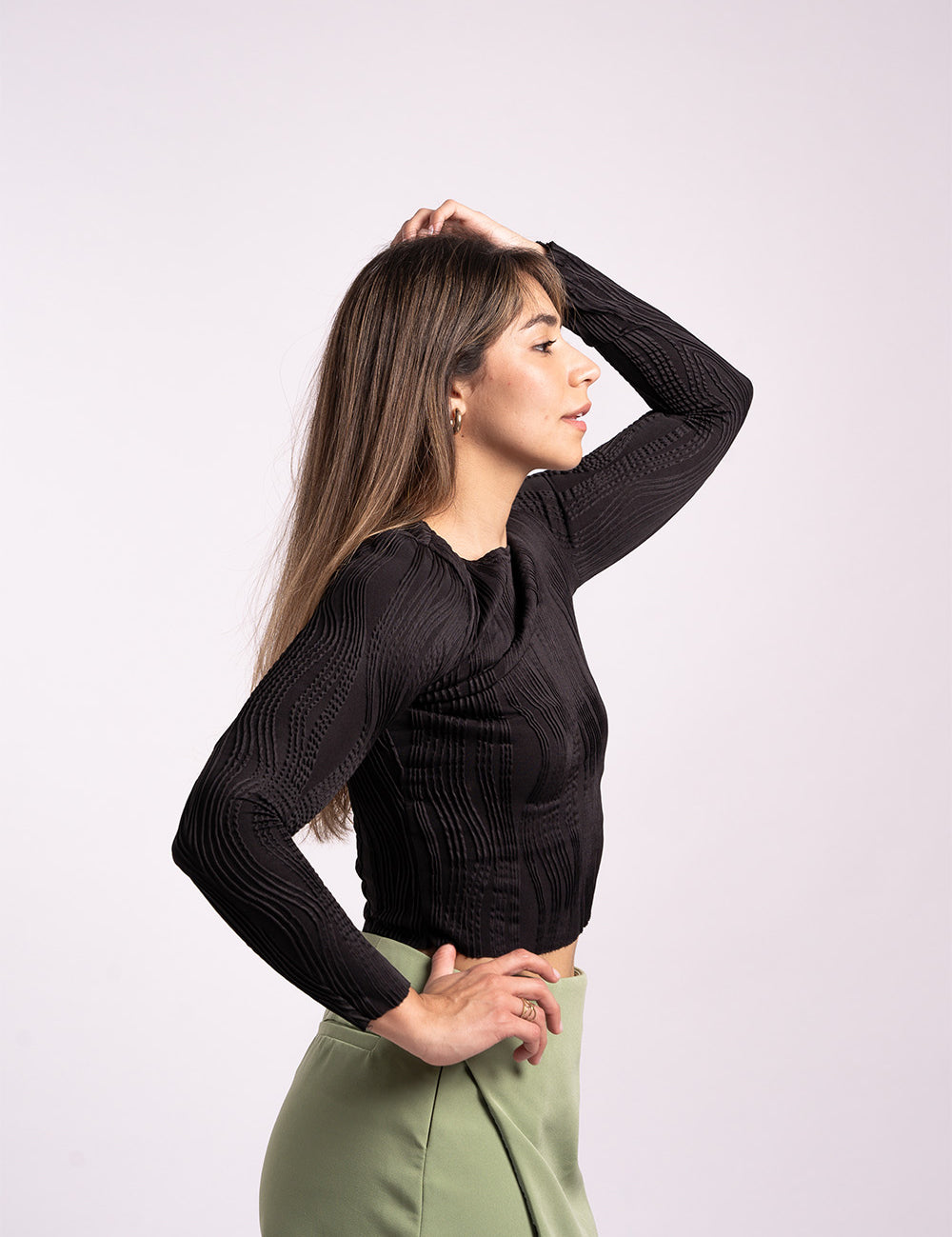 Una mujer usando el top Admiración en color negro.