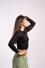 Una mujer usando el top Admiración en color negro.