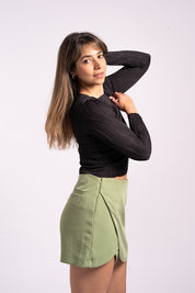 Una mujer usando el top Admiración en color negro.